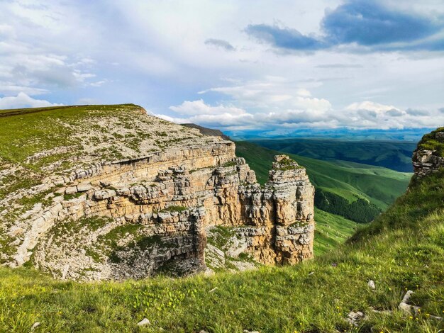Zdjęcie widok na góry i płaskowyż bermamyt w republice karaczajo-czerkies, rosja.