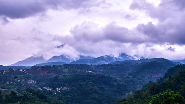 Widok na góry i wzgórza po ulewnym deszczu, Bogor, Indonezja