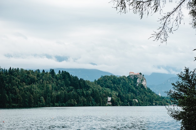 Widok na góry jeziora Bled i zamek latem