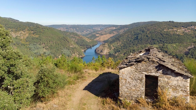 Widok na góry na tle czystego nieba