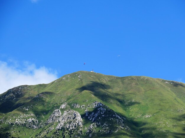 Zdjęcie widok na góry na tle jasnego niebieskiego nieba