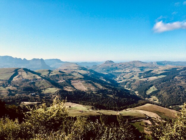 Widok na góry na tle jasnego niebieskiego nieba