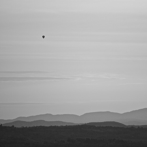 Zdjęcie widok na góry na tle nieba i balon gorącego powietrza