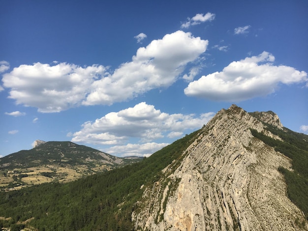 Zdjęcie widok na góry na tle nieba