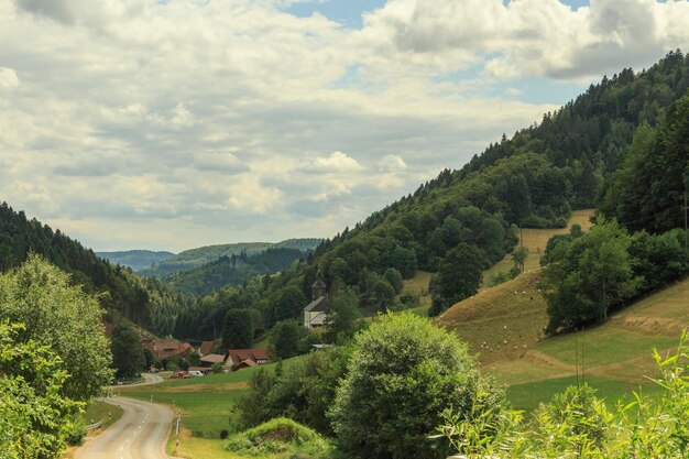 Zdjęcie widok na góry na tle pochmurnego nieba