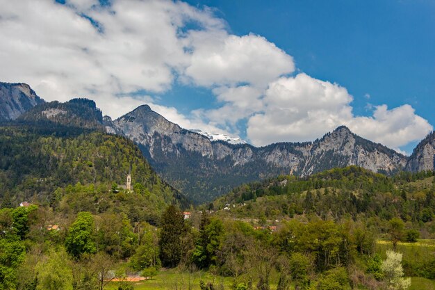 Widok na góry na tle pochmurnego nieba