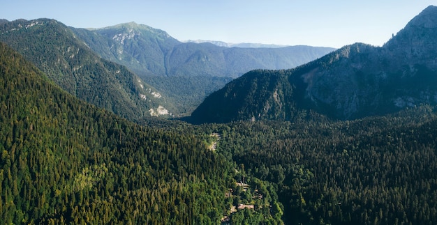 Widok na góry nad jeziorem Ritsa