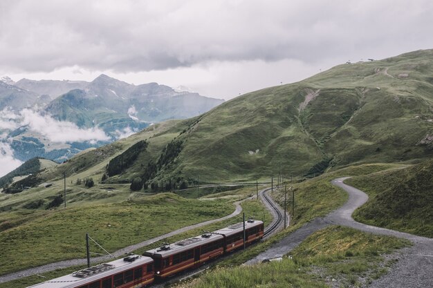 Widok na góry od stacji Jungfraujoch w Alpach, Park Narodowy w Lauterbrunnen, Szwajcaria, Europa. Letni krajobraz, deszczowa pogoda, dramatyczne chmury na niebie