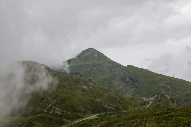 Widok Na Góry Od Stacji Jungfraujoch W Alpach, Park Narodowy W Lauterbrunnen, Szwajcaria, Europa. Letni Krajobraz, Deszczowa Pogoda, Dramatyczne Chmury Na Niebie
