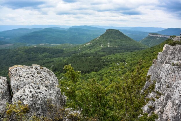 Widok na góry z jaskiniowego miasta Chufut Kale Góry Krymskie Bakczysaraj Krym Rosja