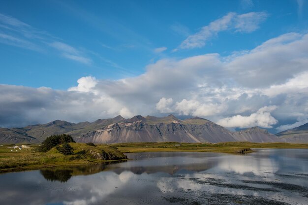 Widok na góry z miasta Hornafjordur