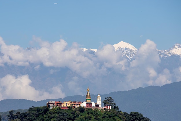 Widok na góry z rzeki Ganges.