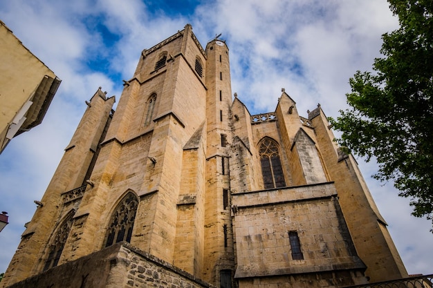 Widok na gotycką kolegiatę Saint Etienne we wsi Capestang w Herault