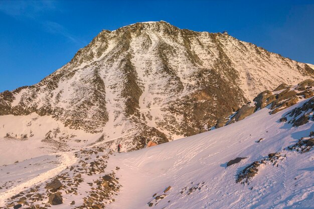 Zdjęcie widok na grand couloir o zachodzie słońca w alpach francuskich