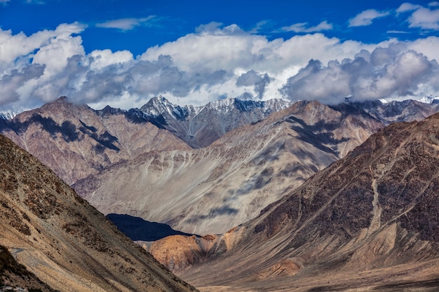 Widok na Himalaje w pobliżu kardung la pass ladakh indie