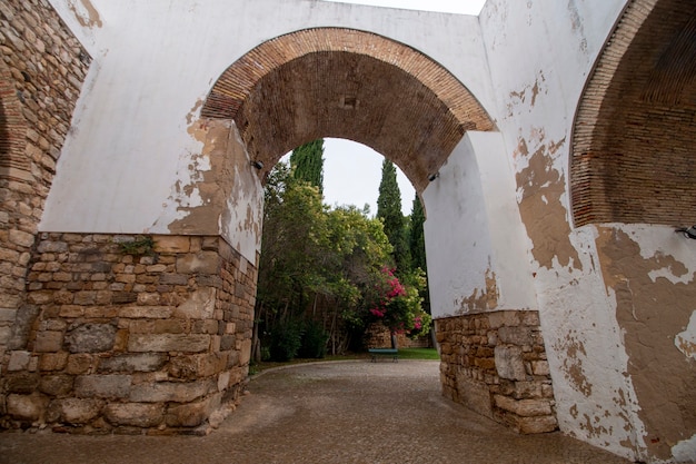 Widok na historyczny łuk w mieście Faro, Portugalia.