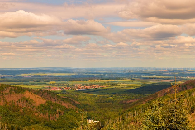 Zdjęcie widok na ilsenburg i północne przedmieścia gór harz