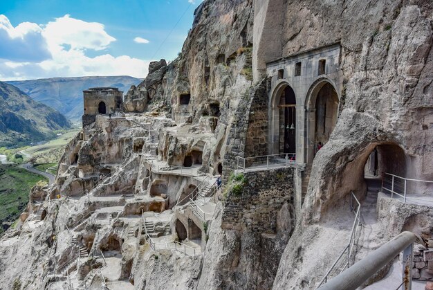 Widok na jaskiniowe miasto klasztoru Vardzia Vardziacave w Gruzji Południowej 30 kwietnia 2019 Gruzja