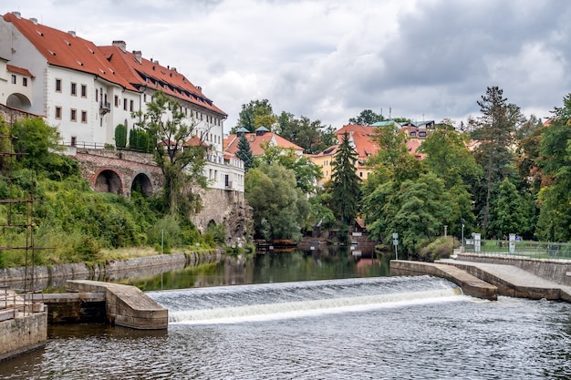 Widok na jaz w Cesky Krumlov w Czechach