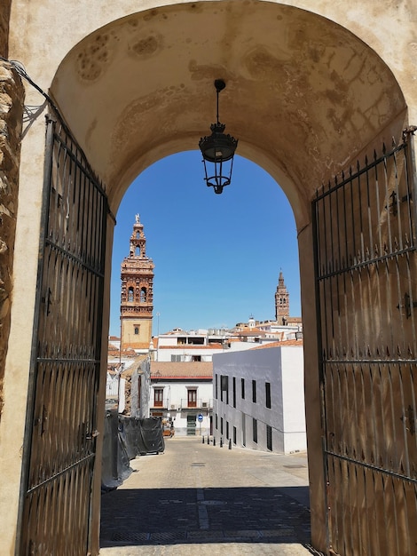 Widok na Jerez de los Caballeros z wieżami kościoła Santa Catalina i San Bartolome