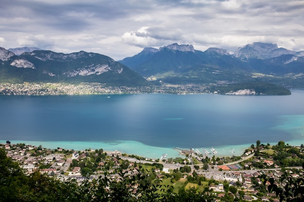 Widok na jezioro Annecy otoczone górami