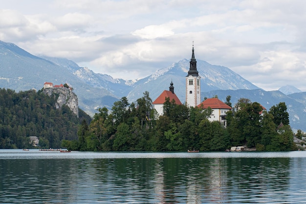 Widok na jezioro Bled, kościół Wniebowzięcia Najświętszej Marii Panny i góry