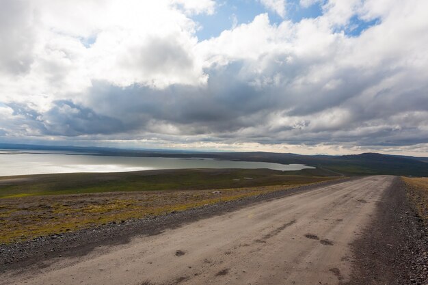 Widok na jezioro Blondulon, krajobraz wyżyny Islandii. Panorama Islandii