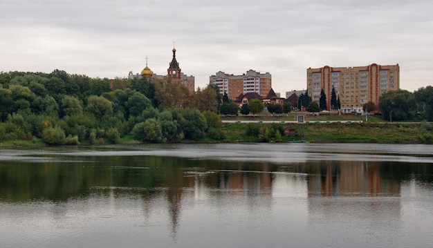 Widok na jezioro borisoglebskoe i cerkiew w pochmurny jesienny poranek