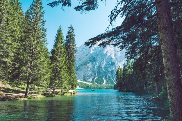 Widok na jezioro Braies w górach Alp