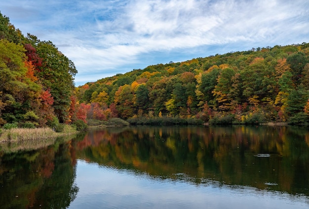 Widok na jezioro Coopers Rock i Glade Run w parku stanowym jesienią Położony w pobliżu Morgantown WV