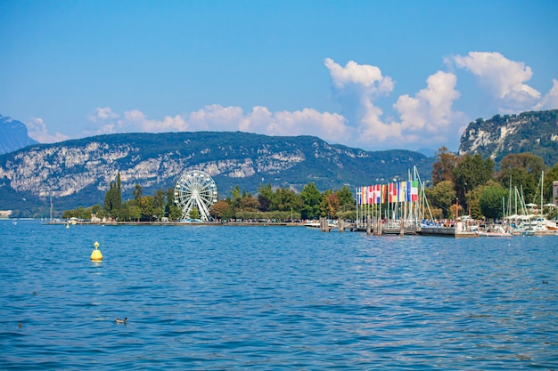 Widok na jezioro Garda we Włoszech z Bardolino latem