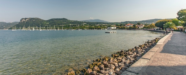 Widok Na Jezioro Grada Z Bardolino, Słynnego Miejsca We Włoszech