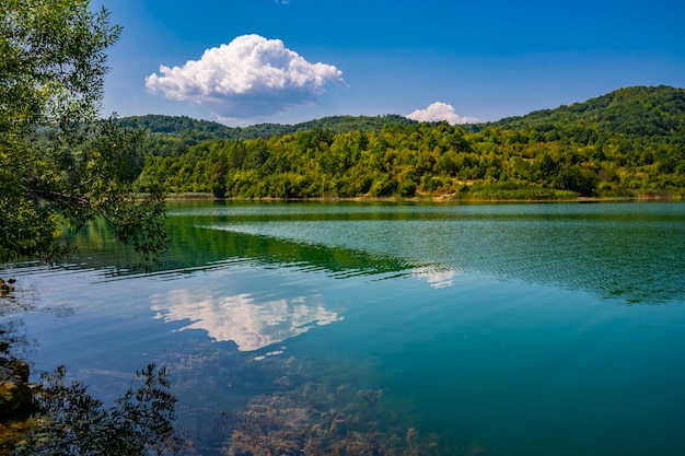 Widok na jezioro Grliste w pobliżu Zajacar we wschodniej Serbii