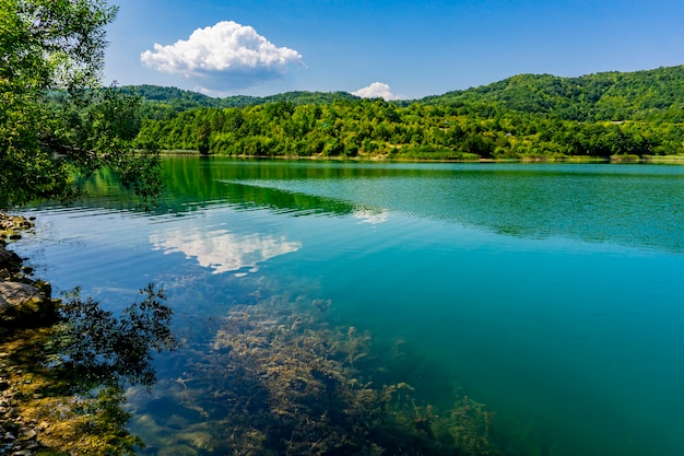 Widok na jezioro Grliste w pobliżu Zajacar we wschodniej Serbii