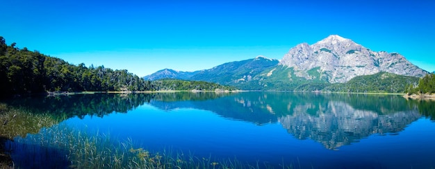 Zdjęcie widok na jezioro i góry na tle niebieskiego nieba