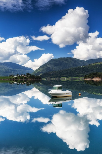 Zdjęcie widok na jezioro i góry na tle sky ferry norwegia