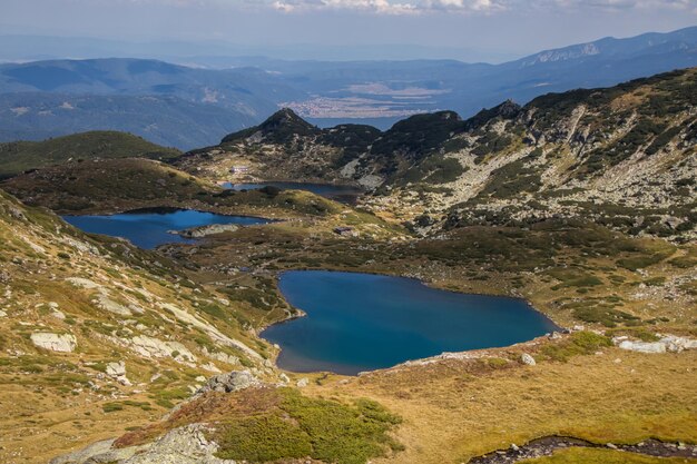 Zdjęcie widok na jezioro i góry w tle nieba