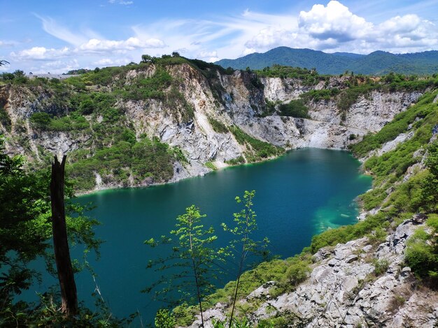 Zdjęcie widok na jezioro i góry w tle nieba