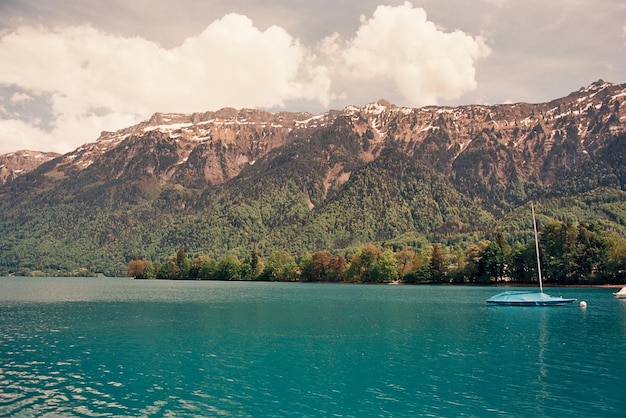 Zdjęcie widok na jezioro i góry w tle nieba