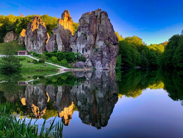 Widok na jezioro i góry w tle nieba