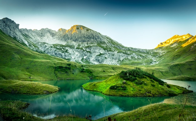 Widok na jezioro i góry w tle nieba