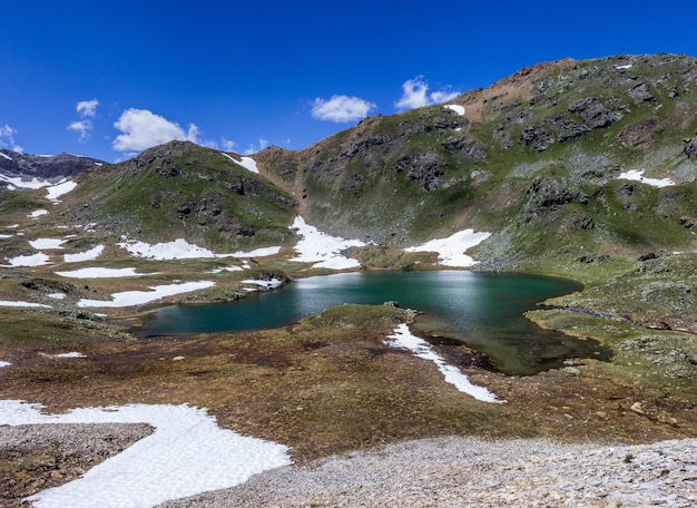 Widok na jezioro i góry w tle nieba