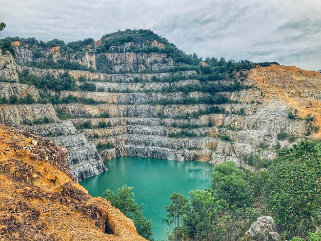 Widok na jezioro i góry w tle nieba