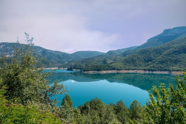 Widok na jezioro i góry w tle nieba