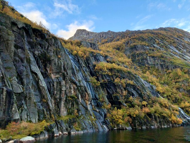 Zdjęcie widok na jezioro i góry w tle nieba