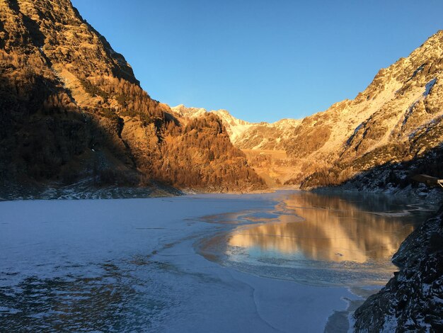 Widok Na Jezioro I Góry W Tle Nieba