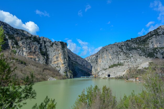 Zdjęcie widok na jezioro i góry w tle nieba