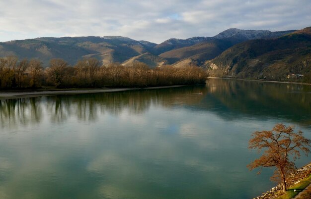 Widok na jezioro i góry w tle nieba