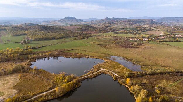 Widok Na Jezioro I Krajobraz Na Tle Nieba