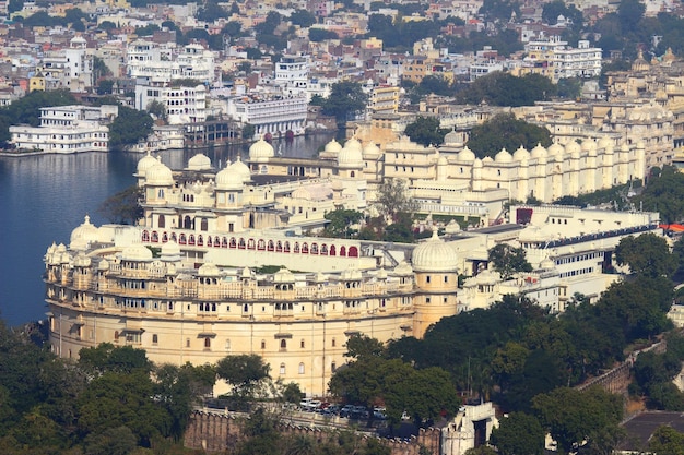 Widok na jezioro i pałac w Udaipur